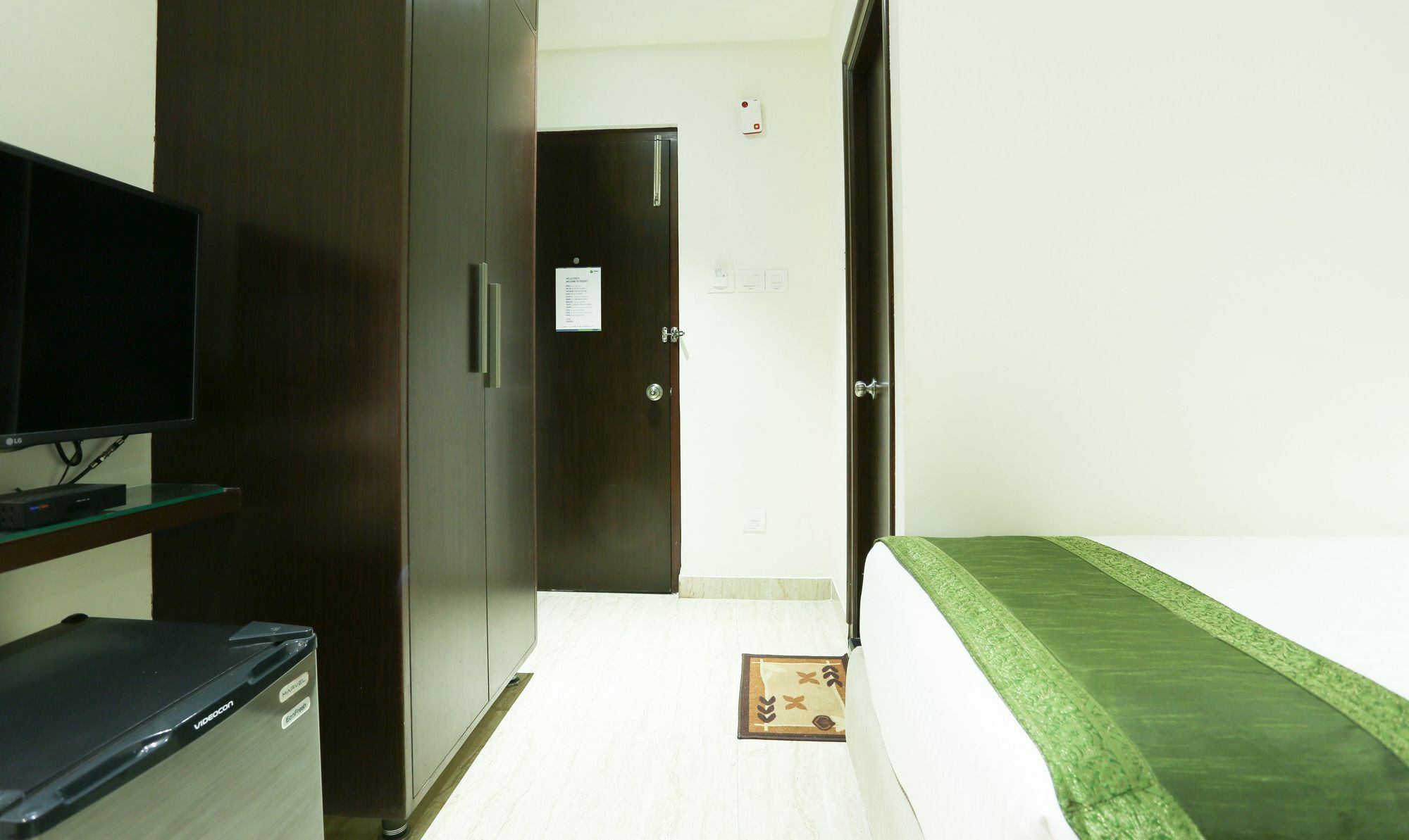 Treebo C Plaza Hotel Vijayawāda Buitenkant foto